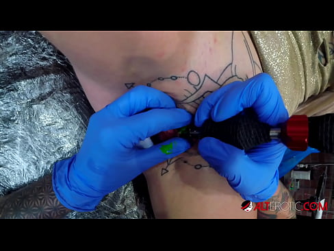 ❤️ Sully Savage, une chaudasse extrêmement tatouée, s'est fait tatouer le clitoris. ❤ Porno russe at porn fr.xxxnd.ru ❌